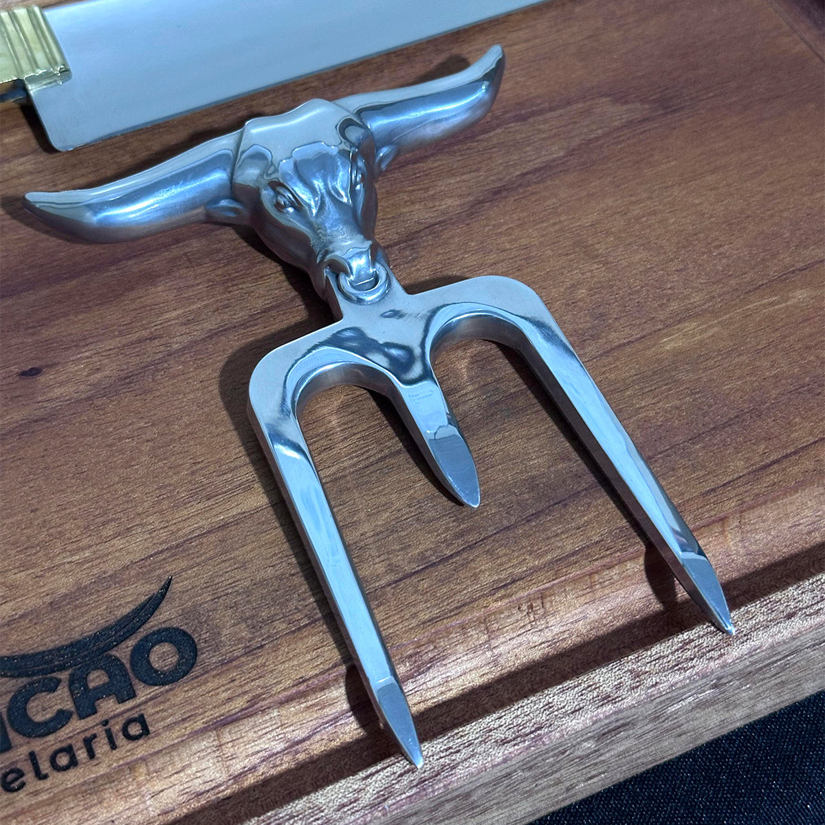 Kit De Churrasco Faca 8Pol Garra Touro e Tábua Carne